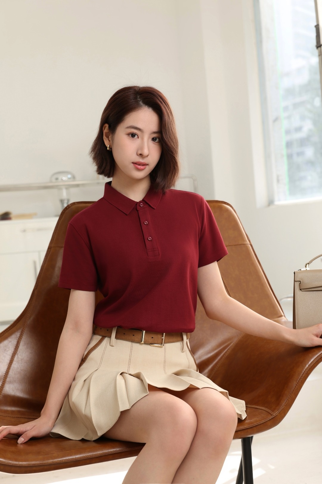 在河南仟禧廣告衫廠，我們深知一件高品質(zhì)廣告衫對(duì)企業(yè)形象的重要性。因此，我們始終堅(jiān)持"品質(zhì)至上"的生產(chǎn)理念，從源頭把控產(chǎn)品質(zhì)量。我們的廣告衫定制產(chǎn)品全部采用新疆阿克蘇地區(qū)特級(jí)長絨棉作為基礎(chǔ)面料，這種棉花因日照時(shí)間長、棉纖維長而聞名，其制成的面料具有透氣性好、吸濕性強(qiáng)、手感柔軟等突出特點(diǎn)。  為了確保成衣品質(zhì)，我們投入巨資引進(jìn)了國際領(lǐng)先的預(yù)縮水處理設(shè)備，所有面料在生產(chǎn)前都經(jīng)過三次預(yù)縮處理，使縮水率控制在3%以內(nèi)，遠(yuǎn)低于行業(yè)8%的平均水平。同時(shí)，我們采用德國魯?shù)婪蚩咕莱粽砑夹g(shù)，使面料在保持天然特性的同時(shí)，還具有抗菌、防臭、抗紫外線等功能。  在印花工藝方面，我們根據(jù)不同客戶需求提供多種選擇：  水性膠漿印花：圖案立體感強(qiáng)，耐水洗  數(shù)碼直噴印花：色彩還原度高，過渡自然  熱轉(zhuǎn)印燙畫：細(xì)節(jié)表現(xiàn)精細(xì)，適合復(fù)雜圖案  立體刺繡：質(zhì)感高級(jí)，經(jīng)久耐用  我們的文化衫定制產(chǎn)品經(jīng)過50次標(biāo)準(zhǔn)洗滌測試，確保不起球、不變形、不褪色。所有成衣在出廠前都要經(jīng)過三次全檢，連一個(gè)線頭都不放過。正是這種對(duì)品質(zhì)的極致追求，讓我們贏得了眾多世界500強(qiáng)企業(yè)的信賴，成為他們指定的廣告衫供應(yīng)商